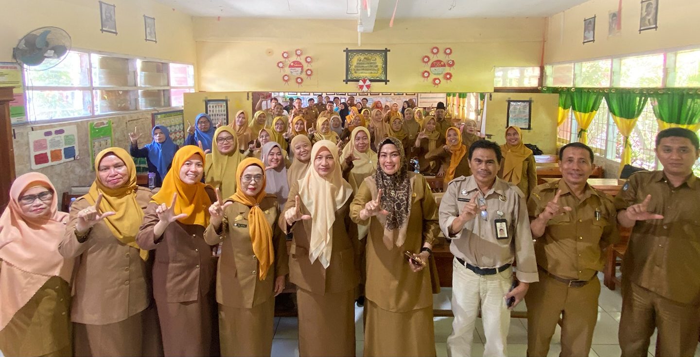 Kepala Dinas Pendidikan (Kadisdik) Kota Makassar, Achi Soleman, secara resmi membuka Bimbingan Teknis Guru Utama