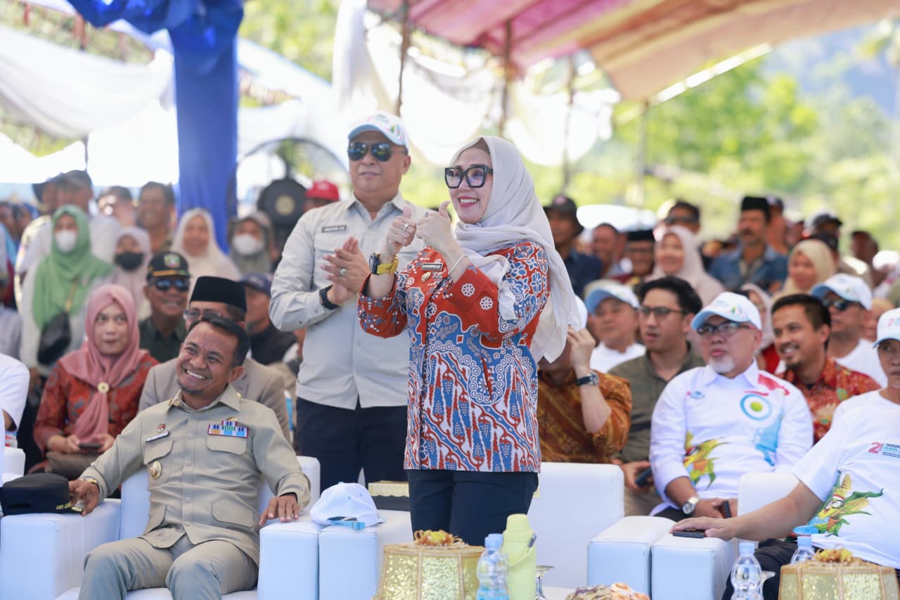 Bupati Barru, Andi Ina Kartika Sari, S.H., M.Si., bersama Wakil Bupati Barru, Dr. Ir. Abustan A. Bintang, M.Si., menghadiri kegiatan Pencanangan Senator Peduli Ketahanan Pangan