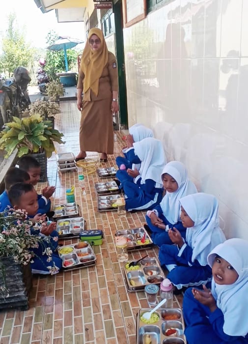 Program Makan Bergizi Gratis (MBG) di Kabupaten Bone mulai berjalan dengan membuka tiga dapur layanan di SPPG Palakka, Lamuru, dan Salomekko.