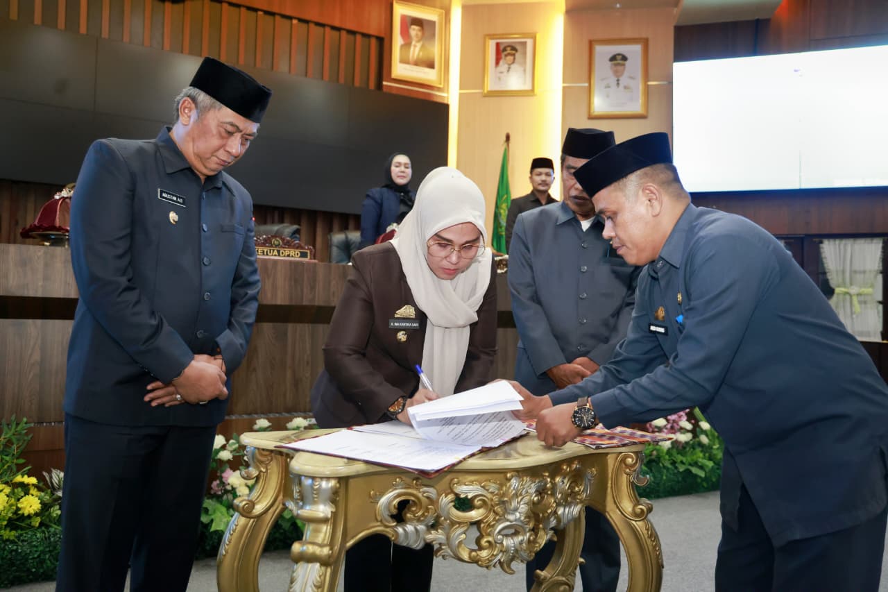 Bupati Barru Andi Ina Kartika Sari bersama Wakil Bupati Abustan dan Ketua DPRD Barru Syamsuddin Muhiddin menandatang