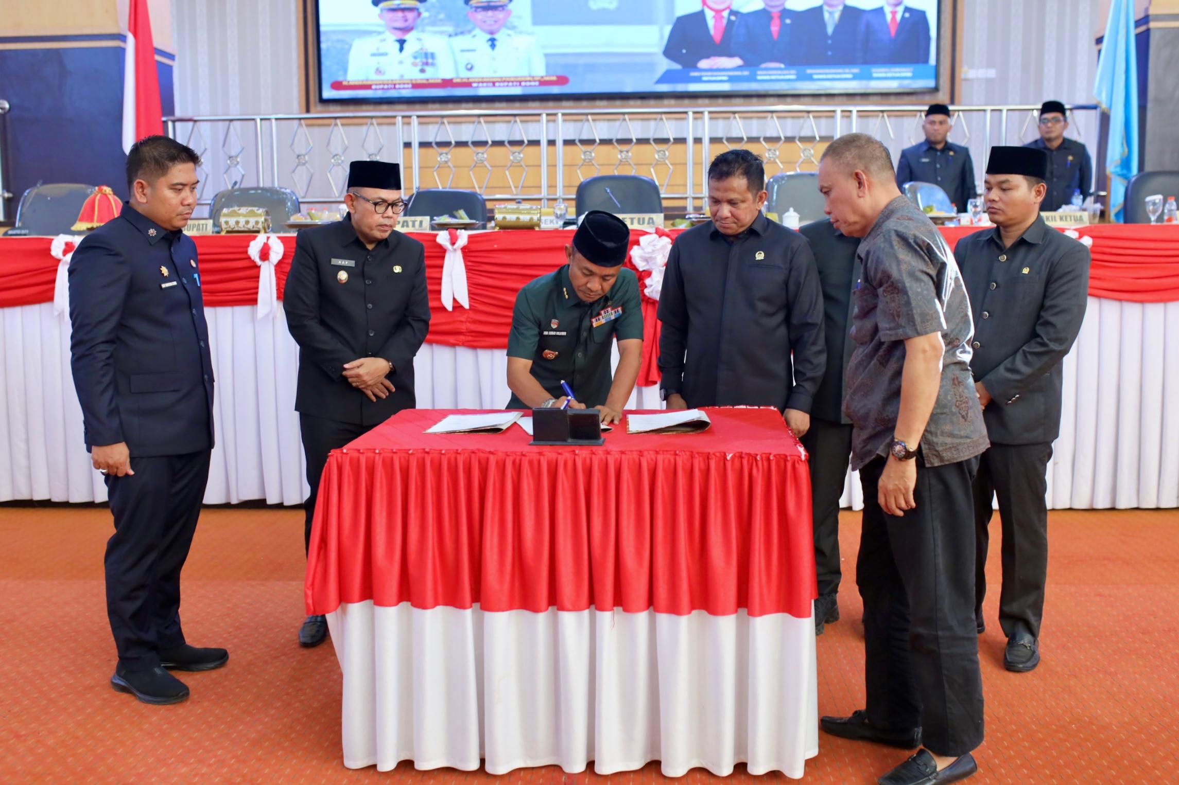 Pemerintah Daerah Bone bersama DPRD Kabupaten Bone menandatangani nota kesepahaman (MoU)