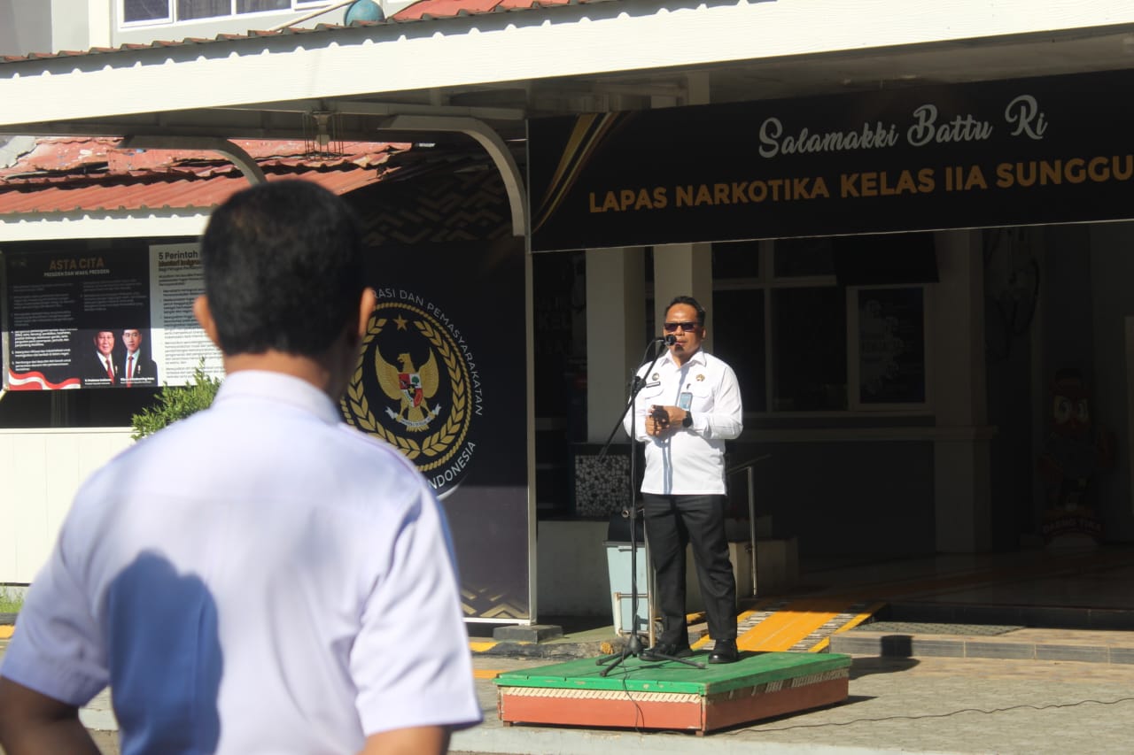Lapas Narkotika Sungguminasa kembali melaksanakan apel pagi rutin, Senin (22/9). Kalapas Gunawan yang bertindak sebagai pembina apel menekankan tiga poin penting, mulai apresiasi atas capaian humas, kedisiplinan absensi pegawai, hingga partisipasi pramuka dalam kegiatan pemasyarakatan.