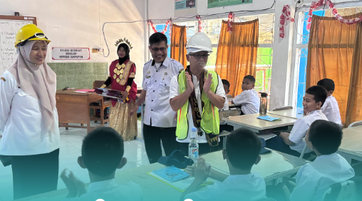 Revitalisasi SMPN 53 Makassar resmi ditinjau Kadis Pendidikan Achi Soleman bersama Wamen Dikdasmen Prof. Atip Latipulhayat.