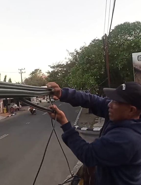 Laporan salah seorang pengguna jalan terkait kabel Telkom yang bergelantungan rendah di depan pintu masuk ICDT Bulukumba