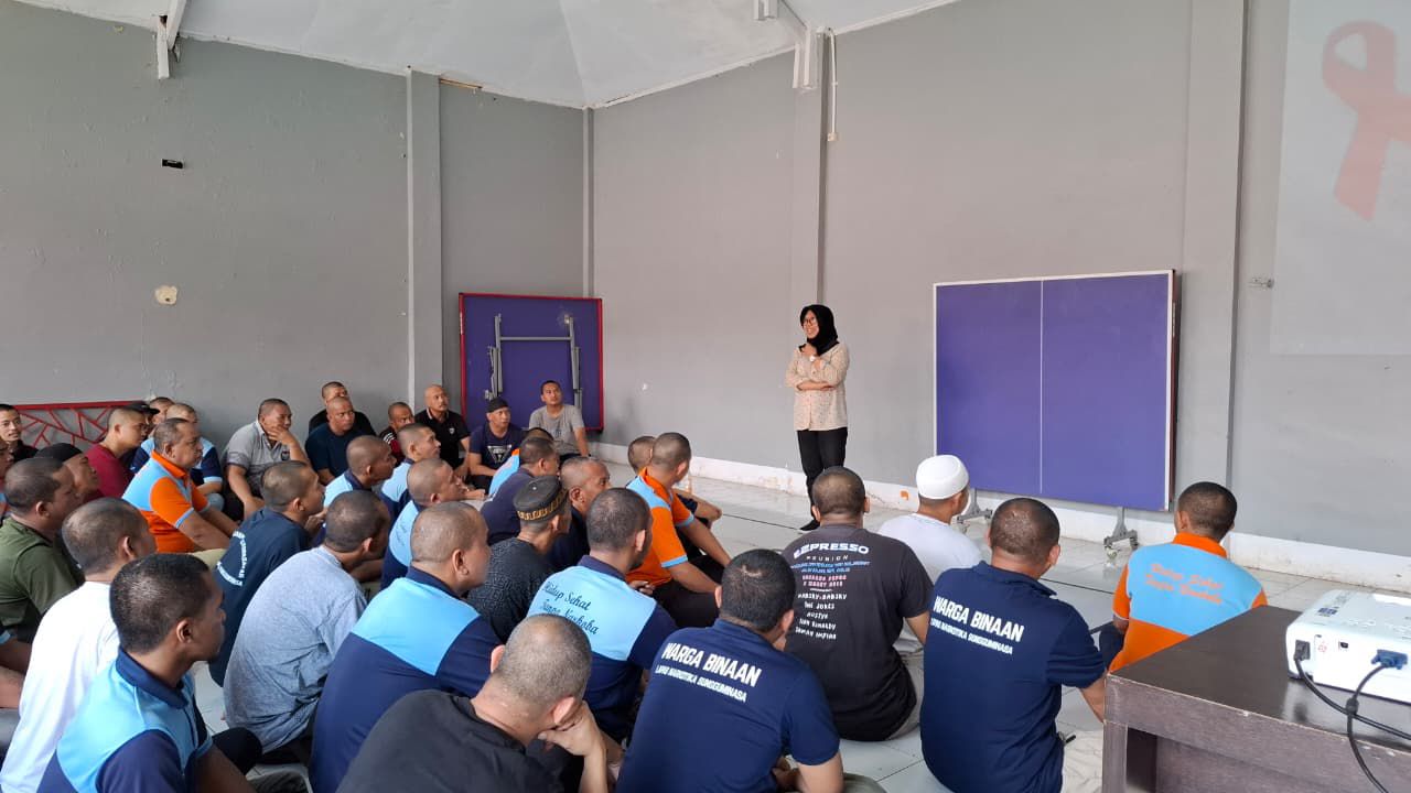 Lapas Narkotika Kelas IIA Sungguminasa berkolaborasi dengan mahasiswa FKM Universitas Hasanuddin untuk menggelar penyuluhan HIV/AIDS bagi warga binaan.
