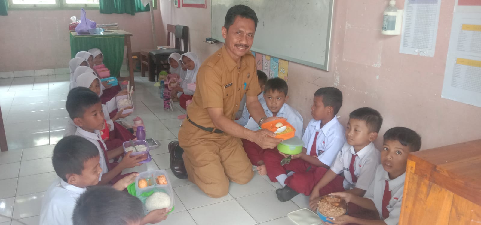 Program Gerakan Gemar Makan Telur yang digagas Pemprov Sulsel disambut antusias SD Inpres 10/73 Watang Palakka, Bone. Kegiatan ini menjadi langkah nyata menekan stunting dan menanamkan pentingnya gizi seimbang sejak dini.