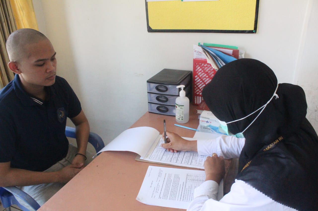 Lapas Narkotika Kelas IIA Sungguminasa melaksanakan asesmen rehabilitasi bagi 12 warga binaan baru sebagai langkah awal program pemulihan penyalahguna narkotika. Kegiatan yang dipimpin Kalapas Gunawan ini bertujuan memberikan layanan rehabilitasi yang tepat sasaran dan berorientasi pada pemulihan.