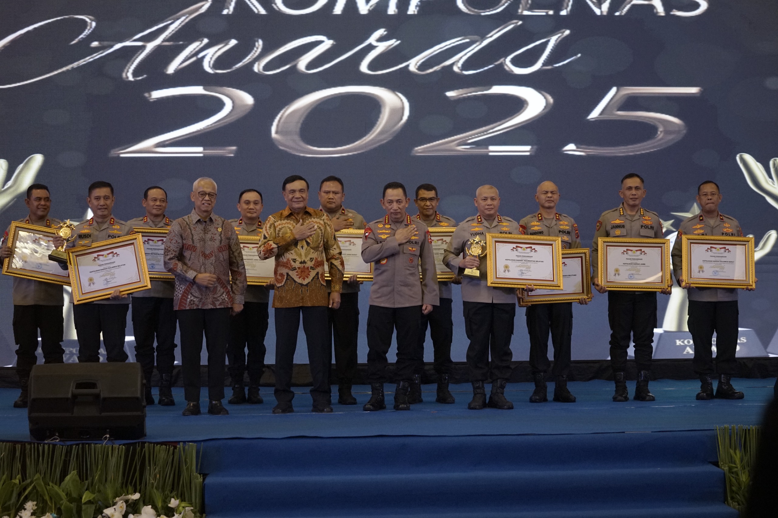 Kapolda Sulawesi Selatan, Irjen Pol. Drs. Rusdi Hartono, M.Si., kembali mengukir prestasi membanggakan di tingkat nasional. Dalam ajang Kompolnas Awards 2025