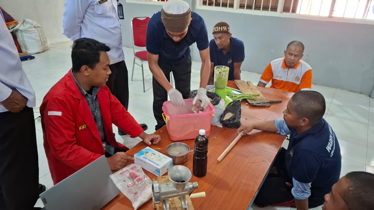 Lapas Narkotika Kelas IIA Sungguminasa bersama mahasiswa Unhas berinovasi mengolah limbah organik dapur menjadi pakan ikan lele.