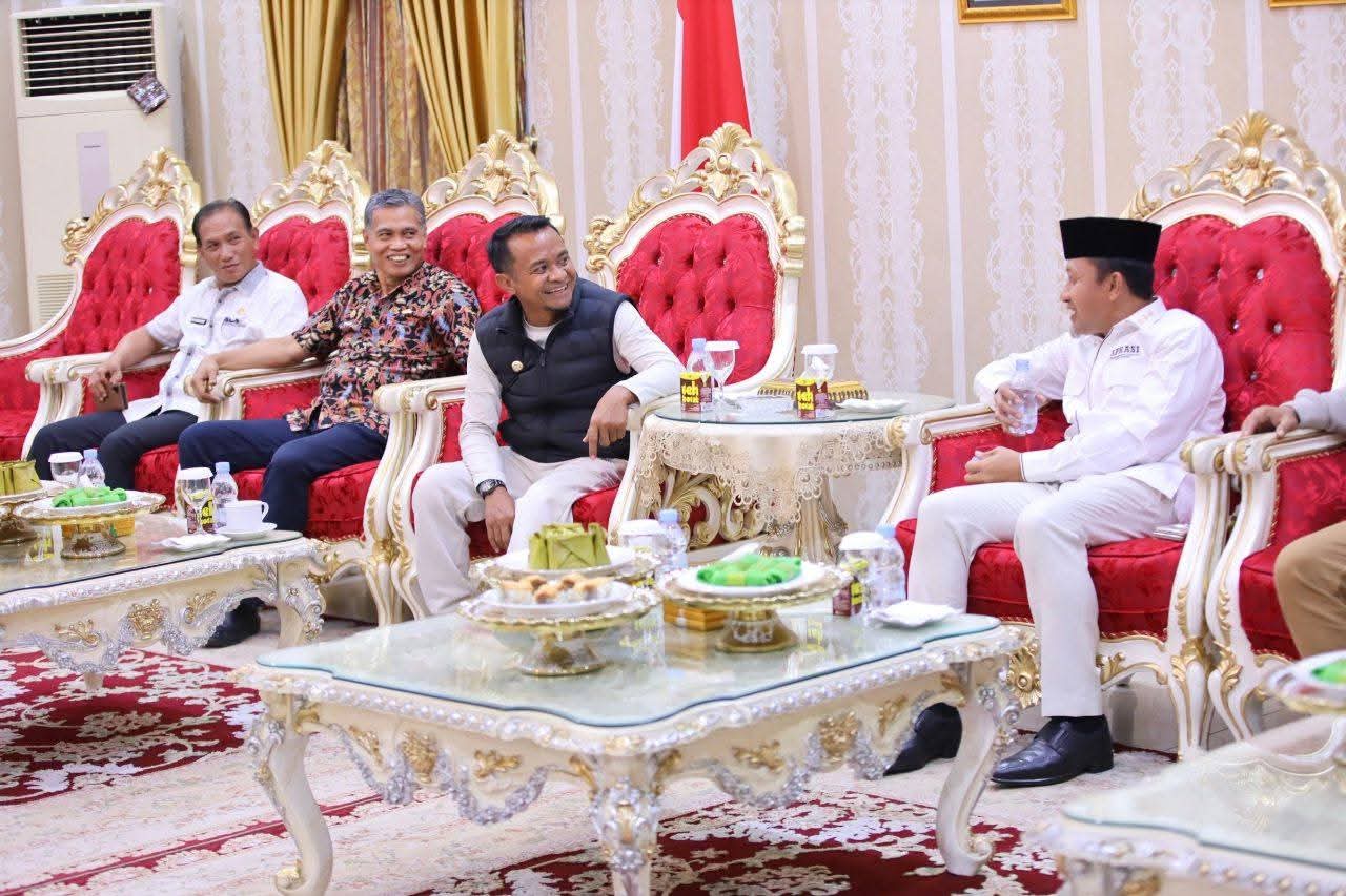 Bupati Bone H. Andi Asman Sulaiman menjamu Bupati Tojo Una-Una Ilham Lawidu dalam kunjungan kerja di Watampone, Jumat (31/10/2025).