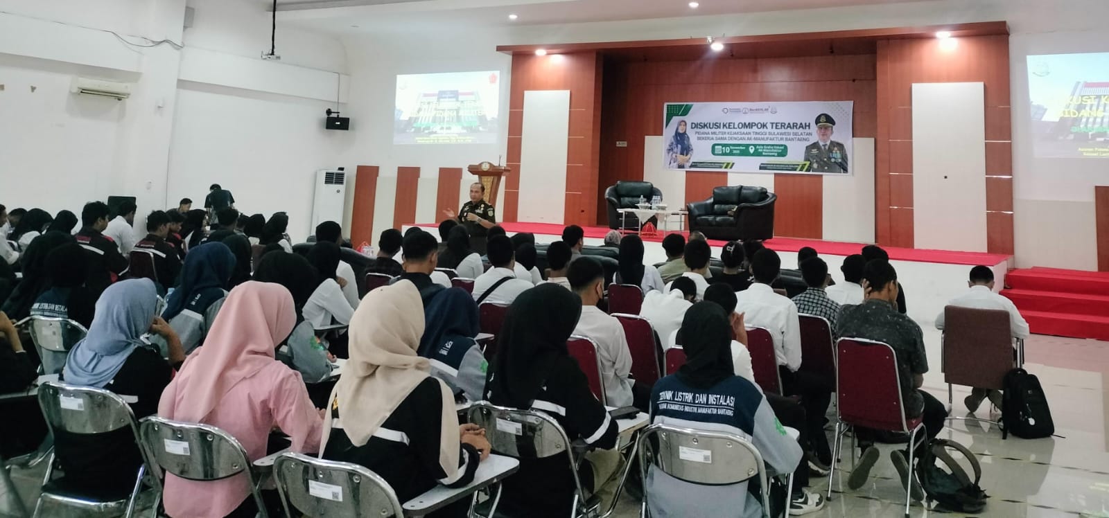 Asisten Pidana Militer Kejati Sulsel bersama AK-Manufaktur Bantaeng menggelar Diskusi Kelompok Terarah untuk mensosialisasikan tugas dan kedudukan Bidang Pidana Militer Kejaksaan RI. Acara mendapat antusias tinggi dari mahasiswa dan menjadi wadah penguatan pemahaman penegakan hukum.