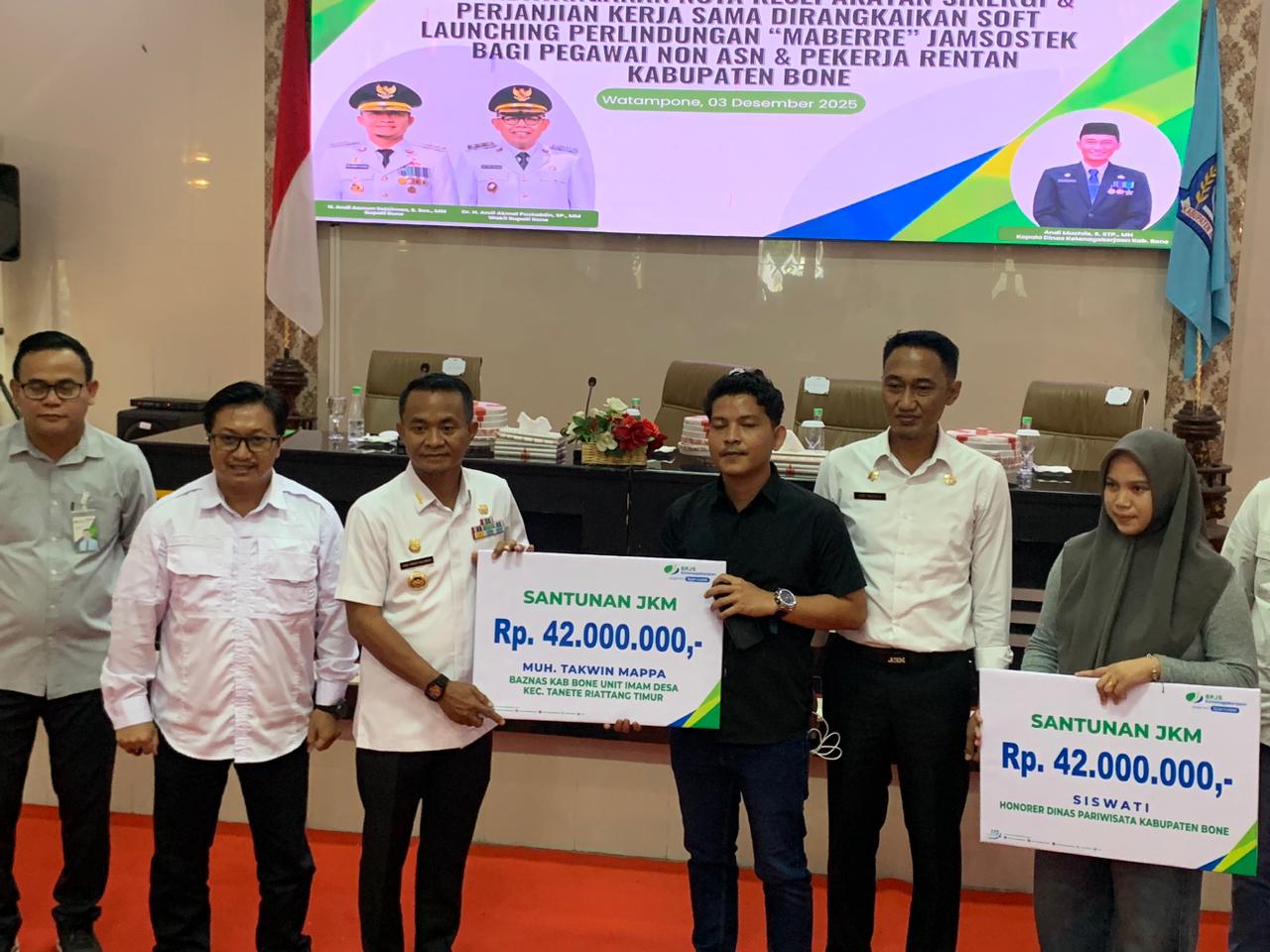 BAZNAS Kabupaten Bone bersama Pemerintah Kabupaten Bone dan BPJS Ketenagakerjaan menyerahkan santunan kematian kepada ahli waris almarhum Imam Kelurahan Toro,