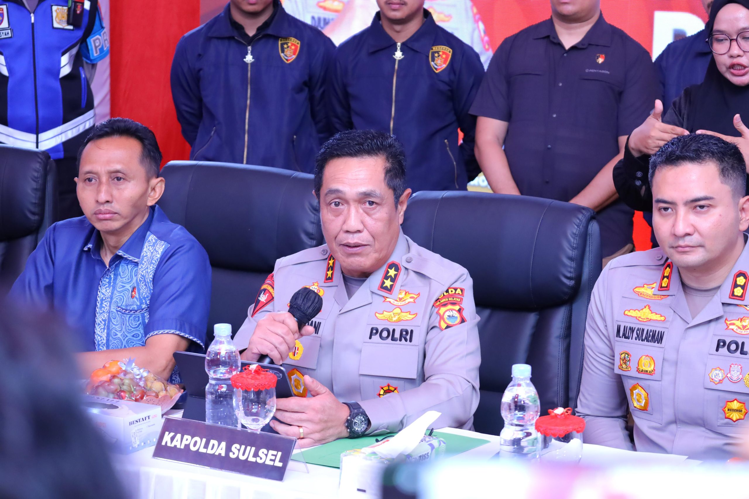 Polda Sulawesi Selatan mengungkap kasus membawa lari anak, persetubuhan, dan kekerasan terhadap anak di Gowa. Kapolda Sulsel Irjen Pol. Djuhandhani Rahardjo Puro memimpin konferensi pers dan menegaskan komitmen penuh dalam penanganan kejahatan terhadap perempuan dan anak.