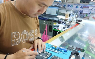 Teknisi AL88OFFICIAL menangani service HP dan remote software online smartphone