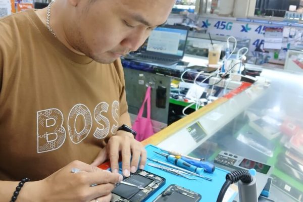 Teknisi AL88OFFICIAL menangani service HP dan remote software online smartphone