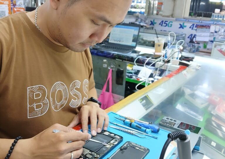 Teknisi AL88OFFICIAL menangani service HP dan remote software online smartphone