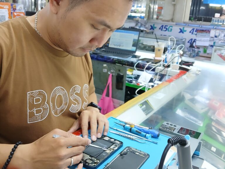 Teknisi AL88OFFICIAL menangani service HP dan remote software online smartphone